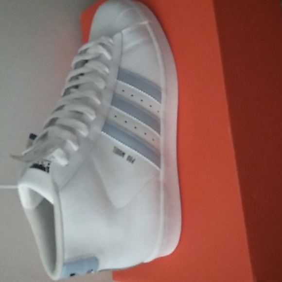 ADDIDAS PRO MODEL Blue &White 7Y men =8.5 Women - Picture 2 of 8